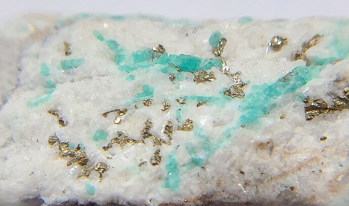 10xloupe_Chivor_Emerald_quartz_pyrite_matrix