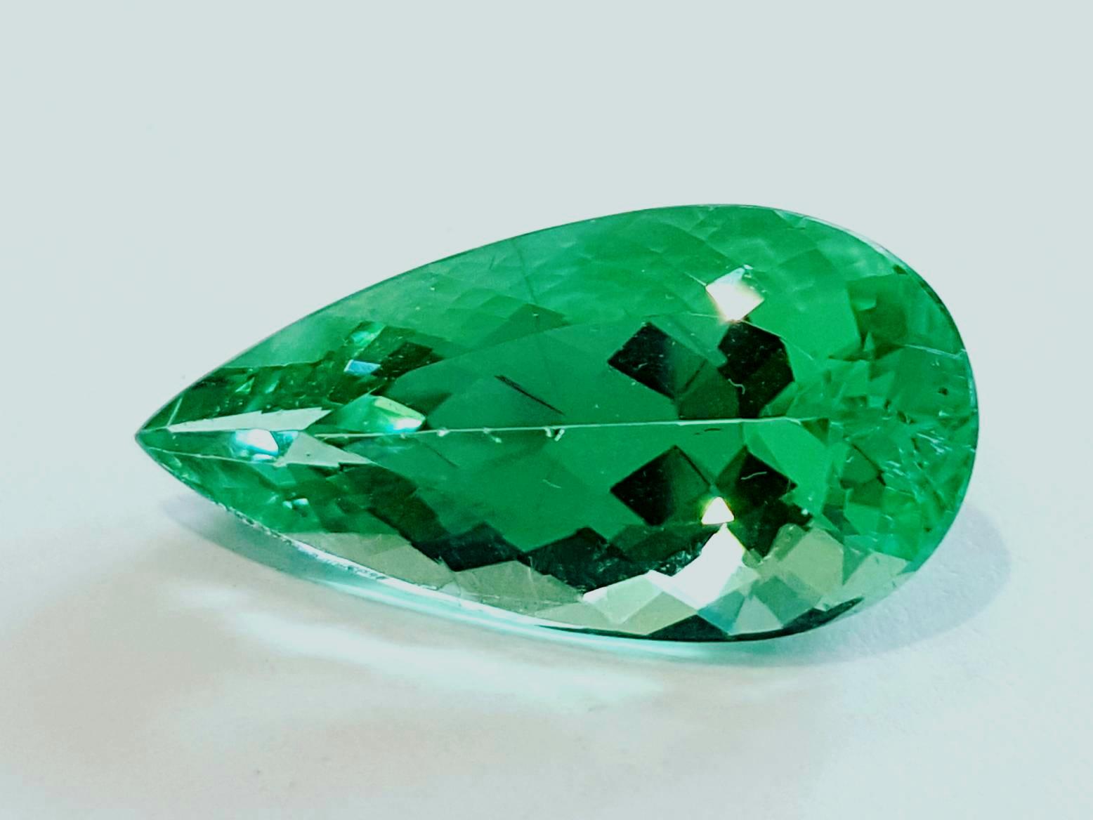 Зеленый турмалин камень. Турмалин Параиба Нигерия. Турмалин Параиба зеленый. Турмалин Параиба камень. Хризолит Параиба.